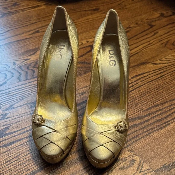 Dolce & Gabbana Metallic Gold High Heel Pumps with Buckle Detail. Size 40 - Picture 2 of 10